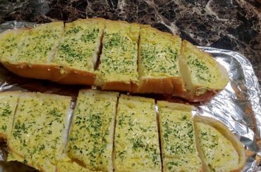 Meaty Pasta Sauce with Garlic Bread 🍞