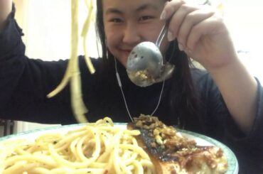 Garlic buttered spaghetti with crispy skinned salmon ASMR/ mukbang