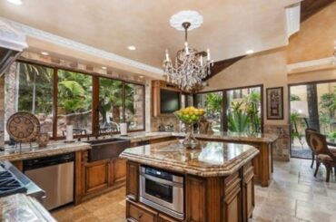 GRAND MEDITERRANEAN RESIDENCE IN GATED COBBLESTONE