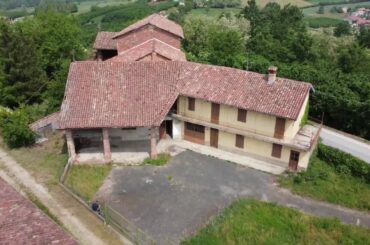 Cascinale indipendente con giardino nelle Langhe Piemontesi