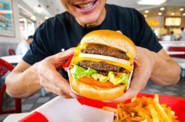 In-N-Out Burger VS. Five Guys (American Fast Food Review!)