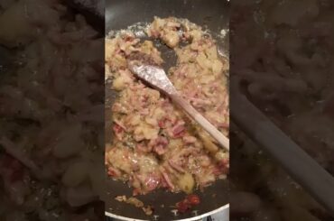 #Italianfood #recipes😍 #Pasta penne rigate patate speck pomodori aglio #grandma#pizza#healthyfood😋
