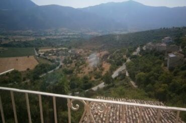 Attractive, four bedroom townhouse in the medieval town of Capestrano. Excellent value.