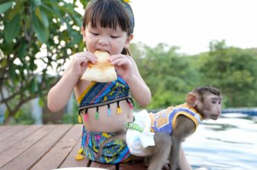 July And Bono Very Happy To Eat Pizza At The Resort | Monkey baby