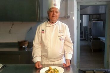 Chef Alvaro Bartoli docente per Italian Cuisine cucina gnocchi tricolore vegetariani con gamberi