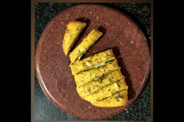 Italian Stuffed Garlic bread in kadai || Stuffed cheesy Garlic bread recipe without yeast