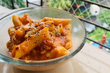 Spicy tomato and onion pasta