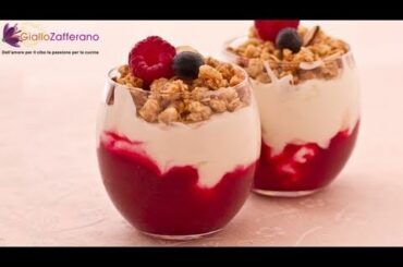 Yogurt sundaes with berries - quick recipe