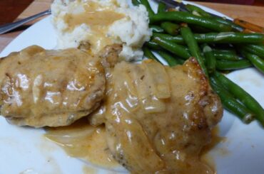 Smothered Chicken in Gravy | Visions V-10 Skillet