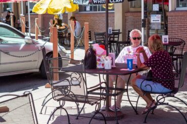 Tri-Cities restaurants move outside so patrons can dine in