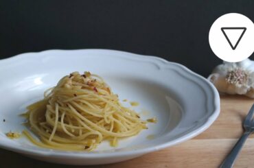 Spaghetti Aglio & Olio | original Italian recipe | Garlic Spaghetti