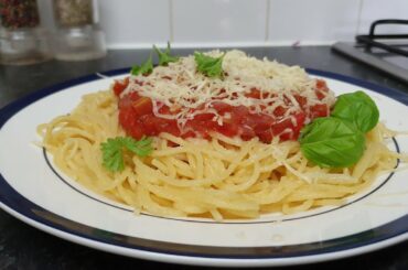 How to Cook Spaghetti with a Traditional Italian Tomato Sauce/ Spaghetti à la Sauce Tomate Italienne