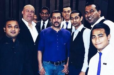 Salman Khan With Staff Of An Italian Restaurant Robertosae In Dubai