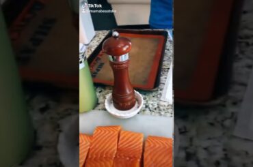 Simple Italian Inspired Salmon en Papillote