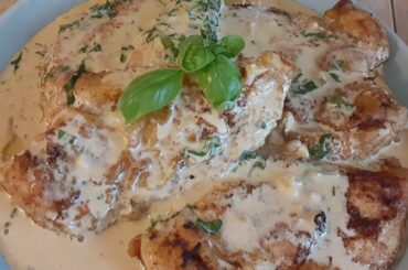 Italian cuisine: Chicken in basil cream sauce/Курица в крем соусе с базиликом