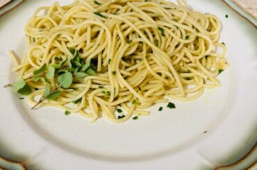 Simple recipe spaghetti with herbs