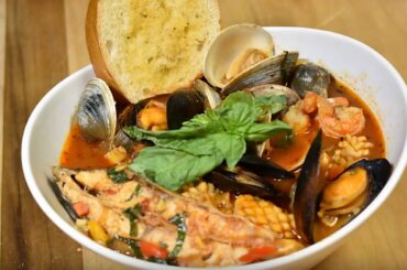 How to Cook Cioppino - My Own Version of Cioppino with Garlic Bread
