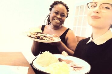 Italian friend eats Ghanaian dish(KENKEY) for the first time.||Cook with me #ghanafood #cookwithme