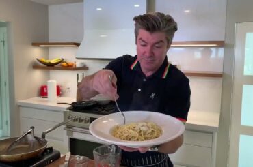 A classic 5 ingredient cacio e pepe pasta recipe