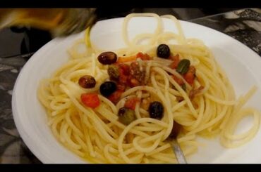 Let's cook spaghetti aglio olio e acciughe (spaghetti with garlic, olive oil, anchovies)