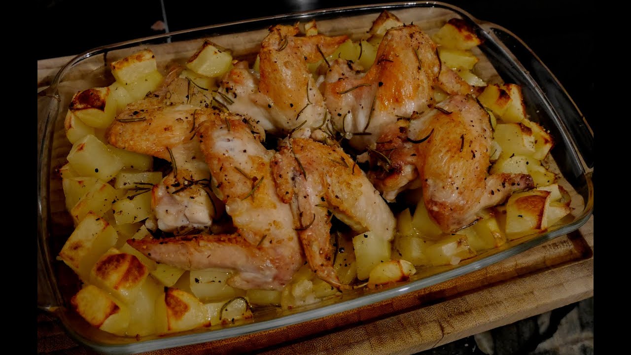 Let's cook pollo e patate al forno (oven roasted chicken wings with potatoes) Let's cook pollo e patate al forno (oven roasted chicken wings with potatoes)