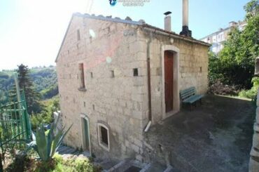 House in stone with ancient portals and patio for sale in Castelbottaccio, Molise, Italy