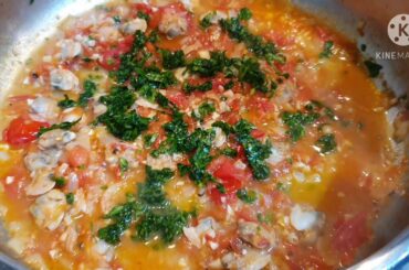 Italian Spaghetti with Halaan Clams (Vongole) And Fresh Tomatoes