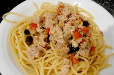 Let's cook spaghetti al tonno (spaghetti with tuna fish)