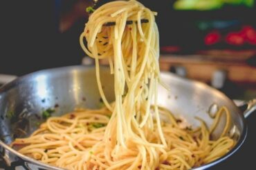 Spaghetti Aglio E Olio | 5 ingredients Italian Pasta | Quick & Easy Garlic Spaghetti