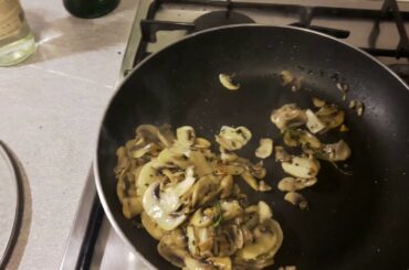 The New Cooking Chef - fettuccine funghi e salsiccia. Italian food, food videos, new street food.