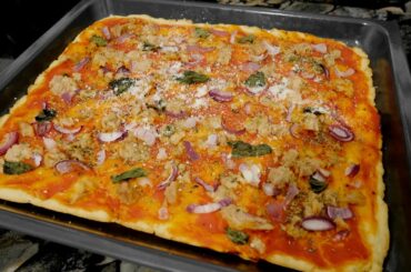 Let's prepare a homemade Pizza Tonno e Cipolle (pizza with tuna fish and red onion)