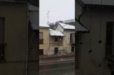 youtubeshortvideo|snowfalling in Italy (millan) boht hi ziyada baraf bari|handi ghar ki cooking vlog
