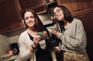 Cooking PANCIT CANTON for my Italian Friends - Filipino Food | Ian & Nancy