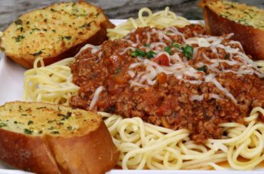Delicious Spaghetti and Meat sauce Recipe + Homemade Garlic Bread