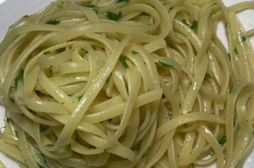 Spaghetti Aglio E Olio/ Easy 5 ingredient Italian Meal