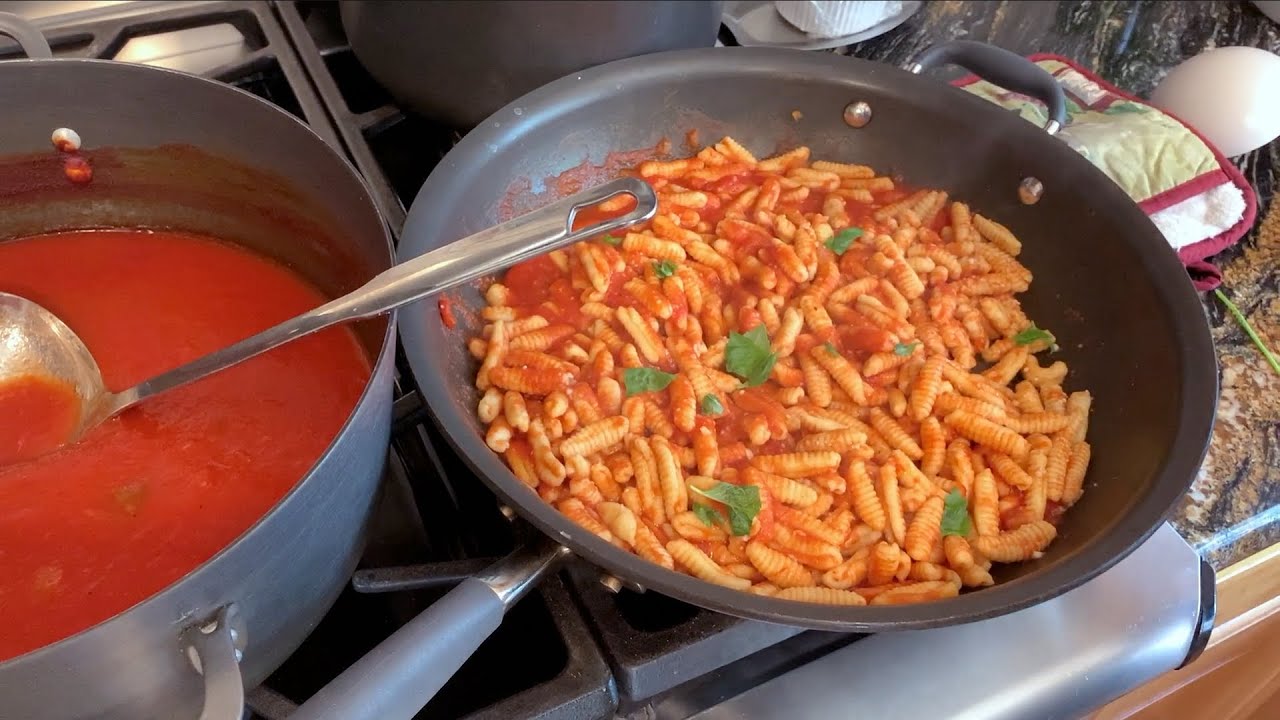 How to Make Tomato Sauce – A Traditional Homemade Sunday Tomato Sauce Recipe for Pasta and Pizza How to Make Tomato Sauce - A Traditional Homemade Sunday Tomato Sauce Recipe for Pasta and Pizza