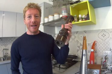 Classic Italian Cooking: Bucatini Cacio e Pepe