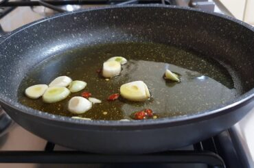 Spaghetti aglio, olio e peperoncino - Italian recipe