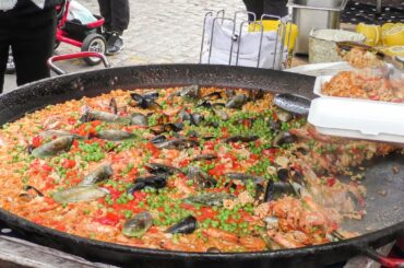 London Street Food. Preparing Seafood Pella and Chicken Paella in Portobello Road