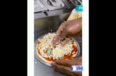 Mushroom topping Italian pizza | Mumbai street food | Prashant Kharade blog #foodblogger #pizza