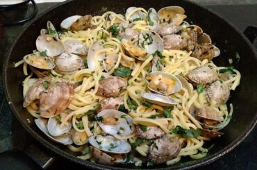 Italian Spaghetti Alle Vongole (Clams Spaghetti in White Wine Sauce) by Robelyn's Kitchen