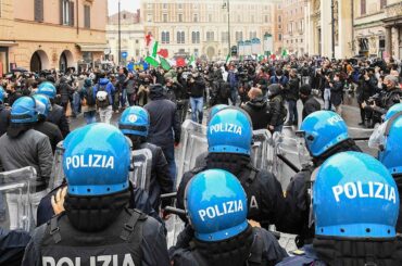 Italy: Restaurant owners scuffle with police again in Rome lockdown protest