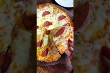 #cheesepull #pizza #amacafe #delhlite #italian #food #pepperoine #cheesey