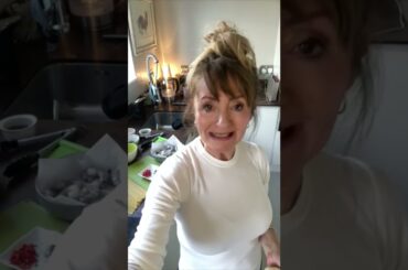 Hungry Woman cooks - Garlic and chilli prawns with pasta