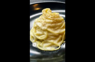 SPAGHETTI CACIO E PEPE: original creamy recipe! #shorts