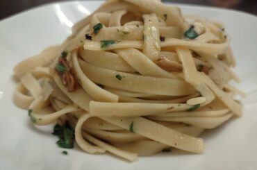 Garlic Olive Oil Pasta | Fettuccine Aglio e Olio | Easy pasta recipe with only few ingredients