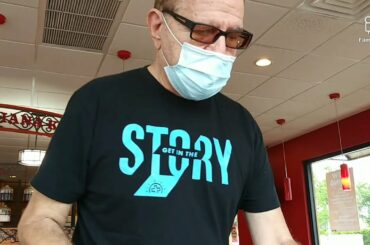 CUTE DANCING ITALIAN :-) AT POPEYES LOUISIANA KITCHEN - Fort Lauderdale FL.