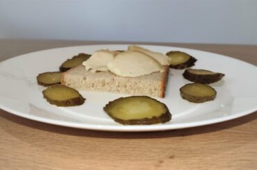 Snack: bread, gherkins in brine and Italian Pecorino cheese - Everything homemade