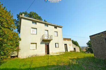 Cheap country house for renovation in the hills of Abruzzo - Italy