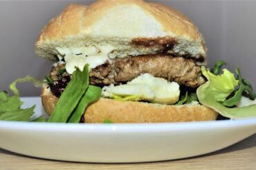 Hamburger with semi-hard Pecorino Italian cheese and garlic (Pecorino Homemade)